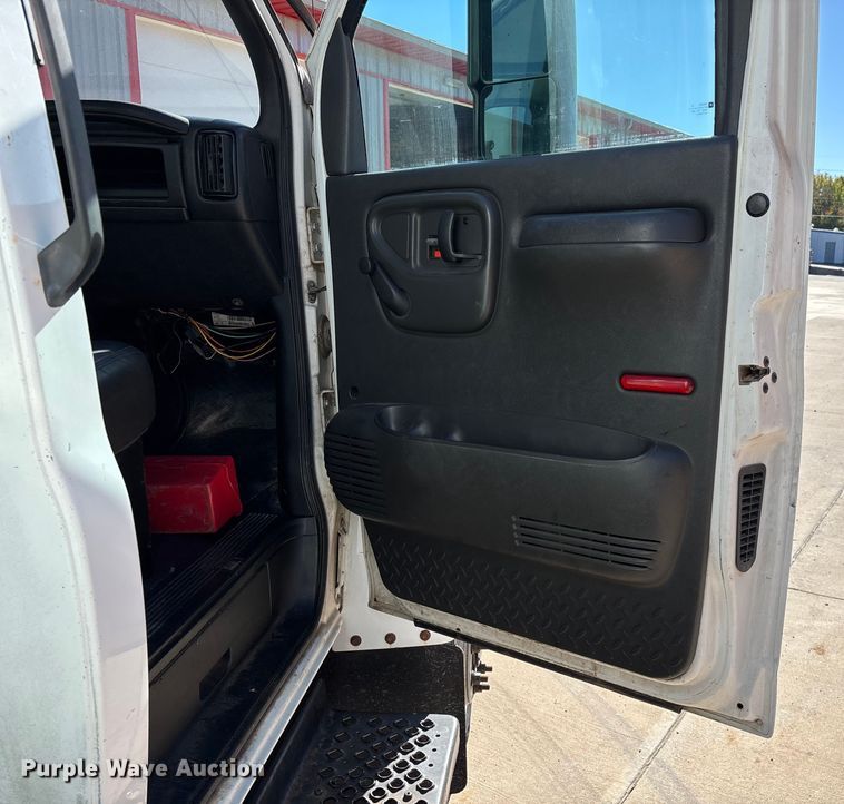 image for item ED2337 2008 GMC C5500 chipper truck