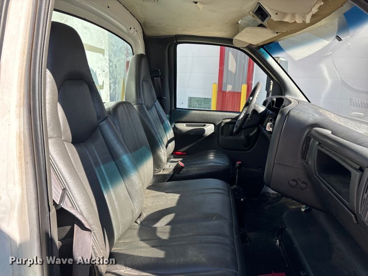 image for item ED2337 2008 GMC C5500 chipper truck