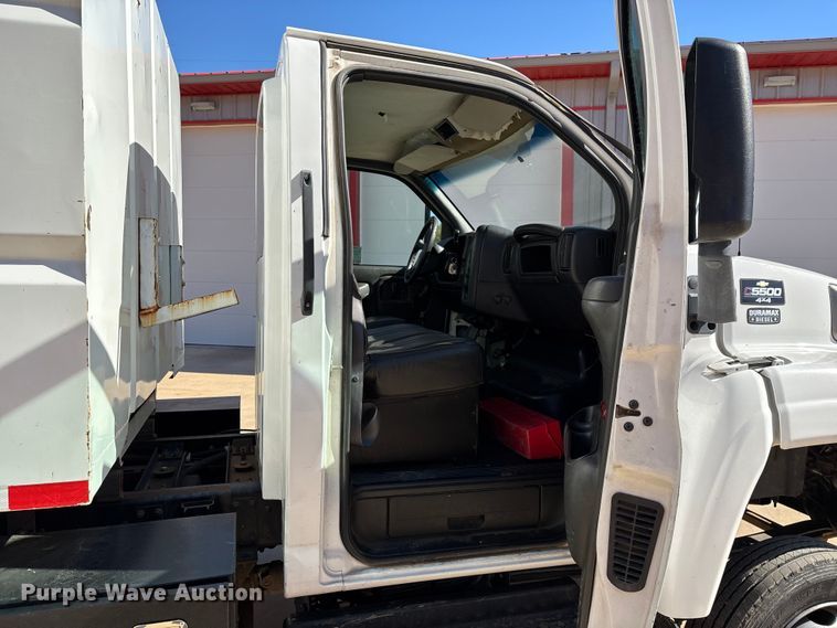 image for item ED2337 2008 GMC C5500 chipper truck