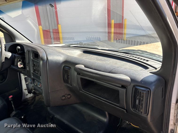 image for item ED2337 2008 GMC C5500 chipper truck