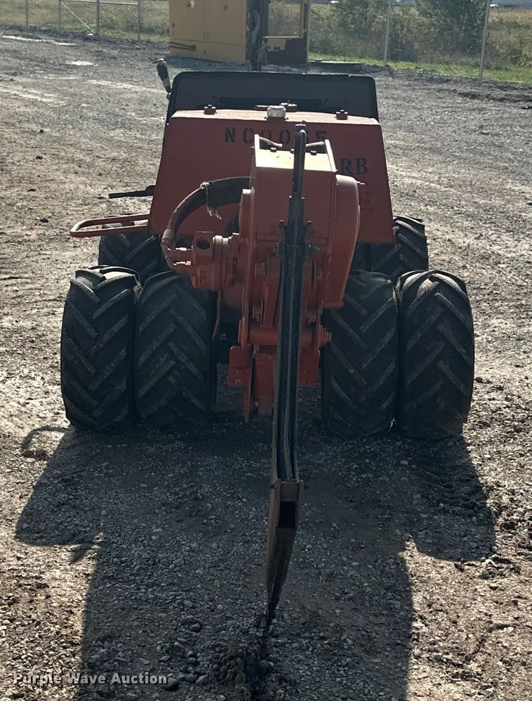 image for item EE4277 1993 Ditch Witch 400SXD trencher