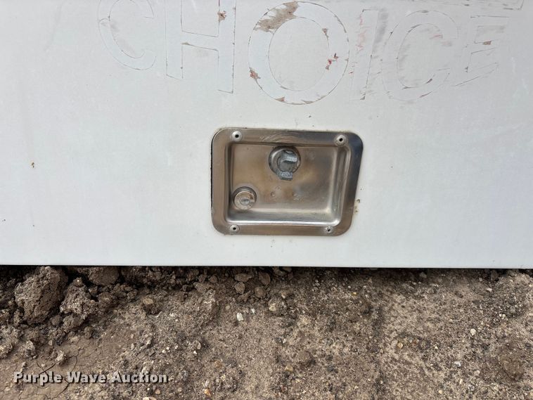 image for item EE4318 ARE  pickup truck bed topper