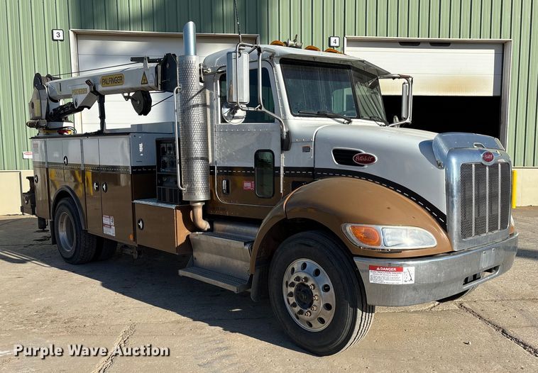 image for item EE4438 2013 Peterbilt 330 utility / service truck