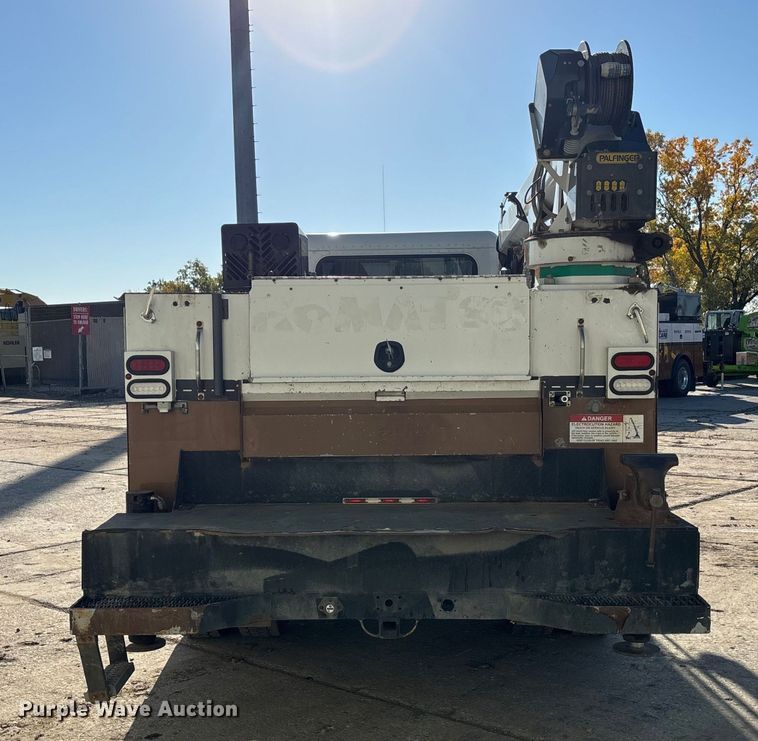 image for item EE4438 2013 Peterbilt 330 utility / service truck