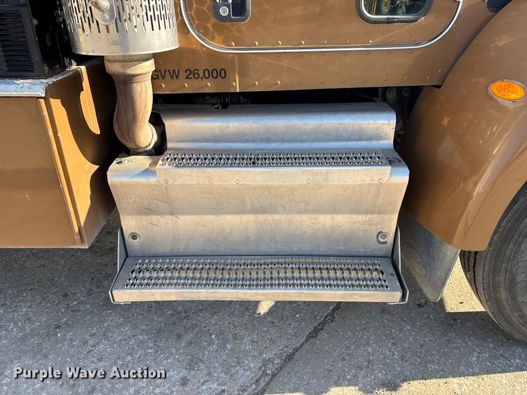 image for item EE4438 2013 Peterbilt 330 utility / service truck