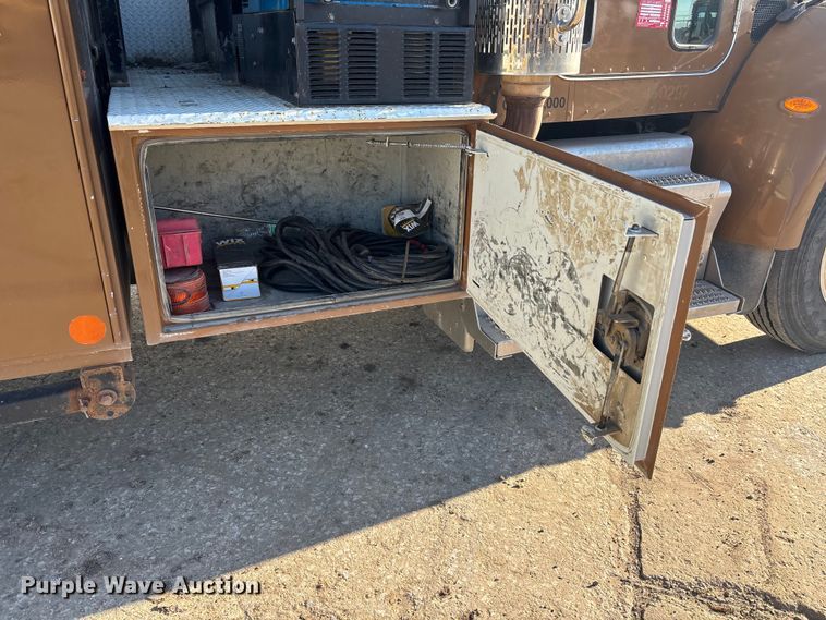 image for item EE4438 2013 Peterbilt 330 utility / service truck