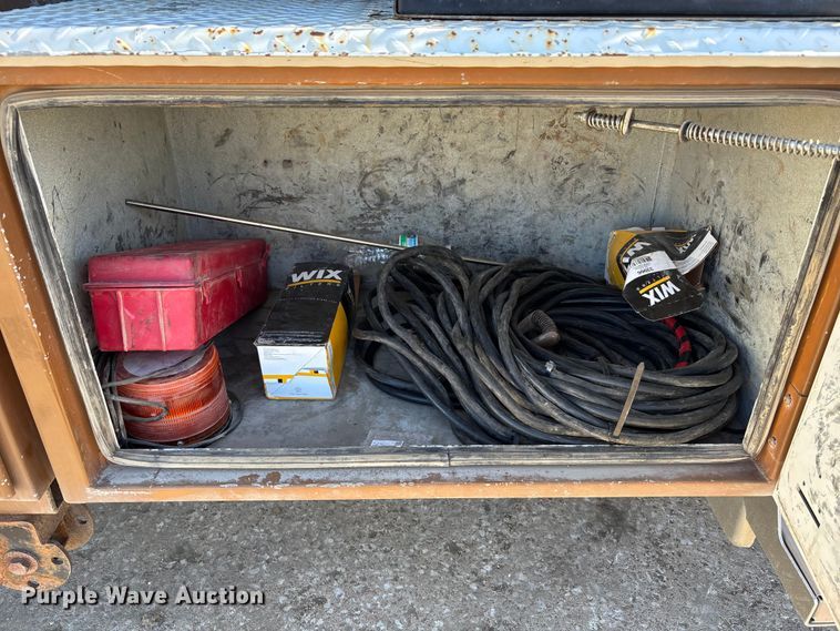 image for item EE4438 2013 Peterbilt 330 utility / service truck