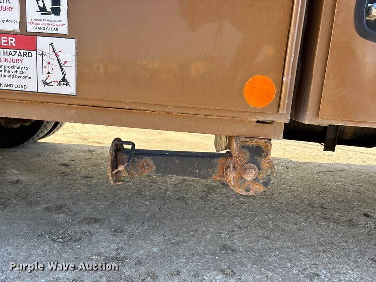 image for item EE4438 2013 Peterbilt 330 utility / service truck