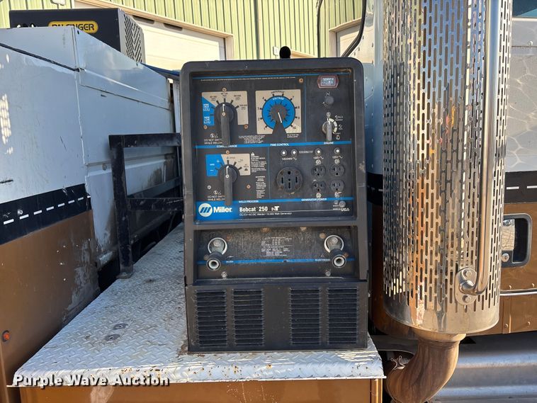 image for item EE4438 2013 Peterbilt 330 utility / service truck