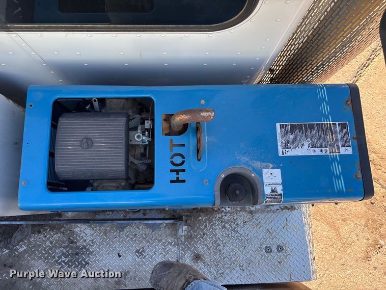 image for item EE4438 2013 Peterbilt 330 utility / service truck