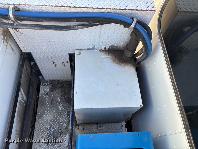 image for item EE4438 2013 Peterbilt 330 utility / service truck