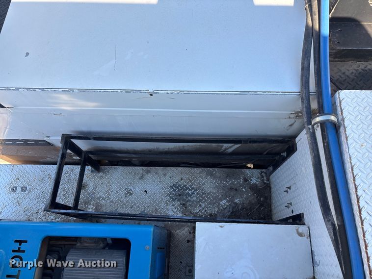 image for item EE4438 2013 Peterbilt 330 utility / service truck