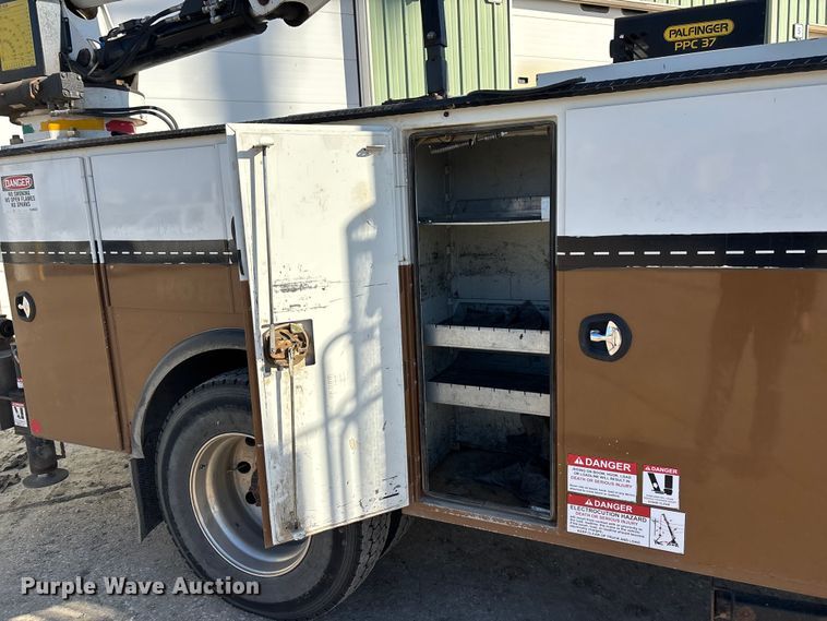 image for item EE4438 2013 Peterbilt 330 utility / service truck