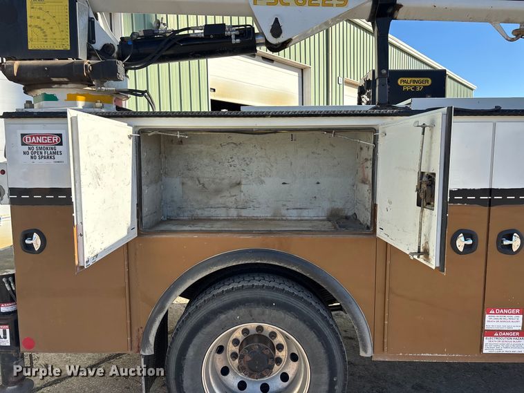 image for item EE4438 2013 Peterbilt 330 utility / service truck