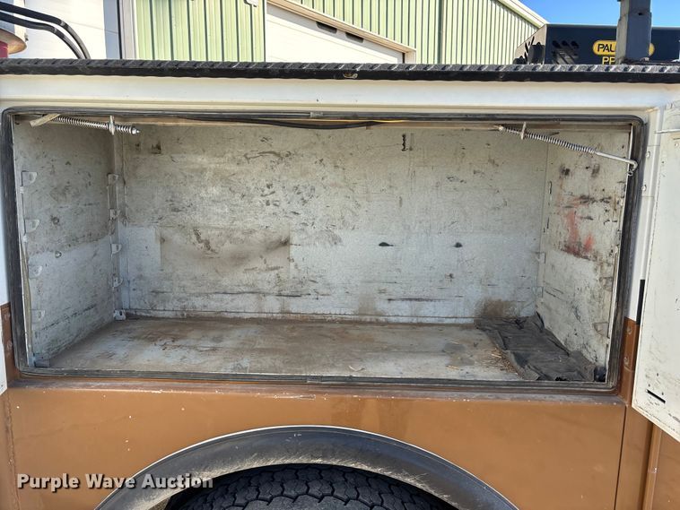 image for item EE4438 2013 Peterbilt 330 utility / service truck