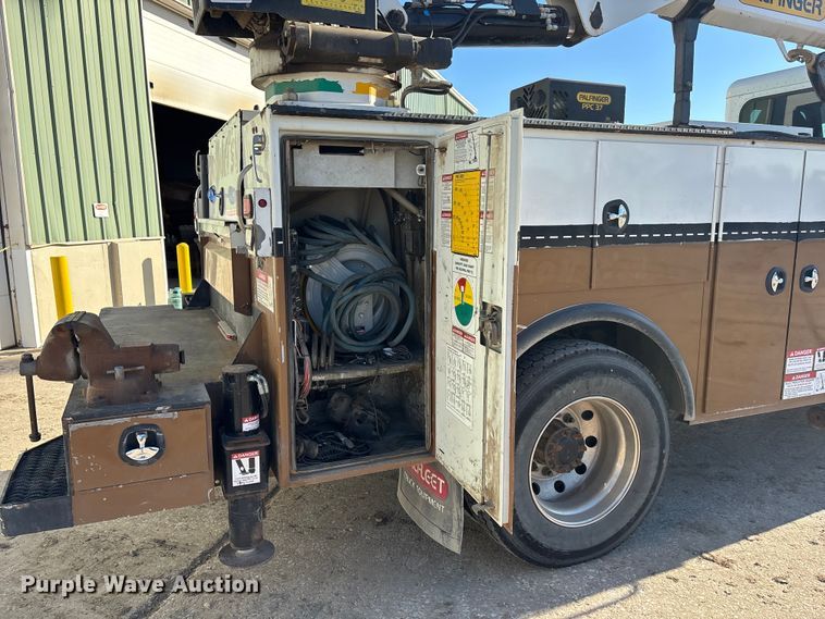 image for item EE4438 2013 Peterbilt 330 utility / service truck