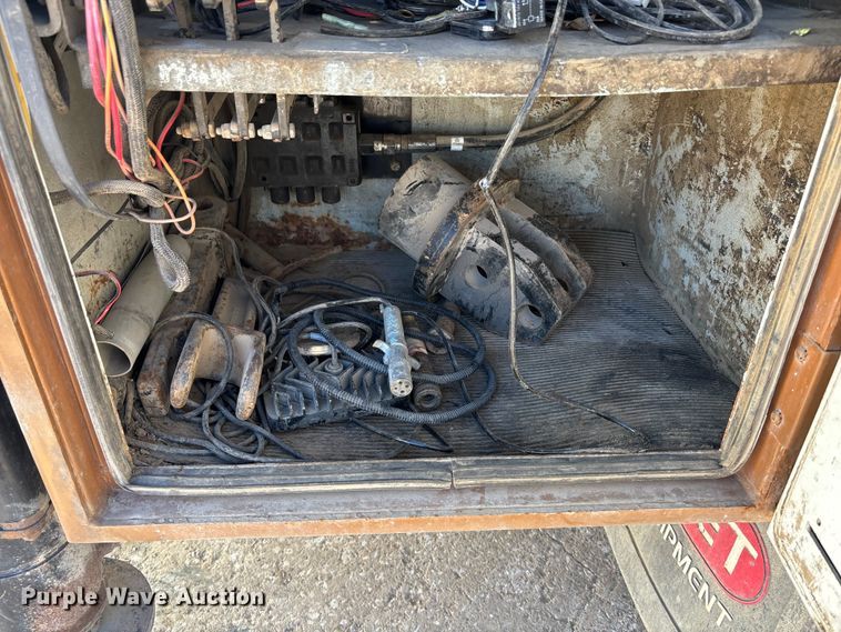 image for item EE4438 2013 Peterbilt 330 utility / service truck