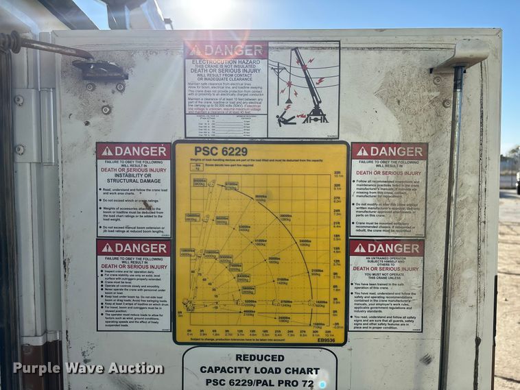 image for item EE4438 2013 Peterbilt 330 utility / service truck