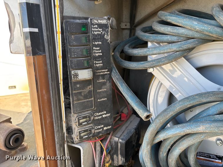 image for item EE4438 2013 Peterbilt 330 utility / service truck