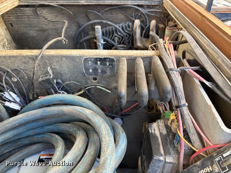 image for item EE4438 2013 Peterbilt 330 utility / service truck