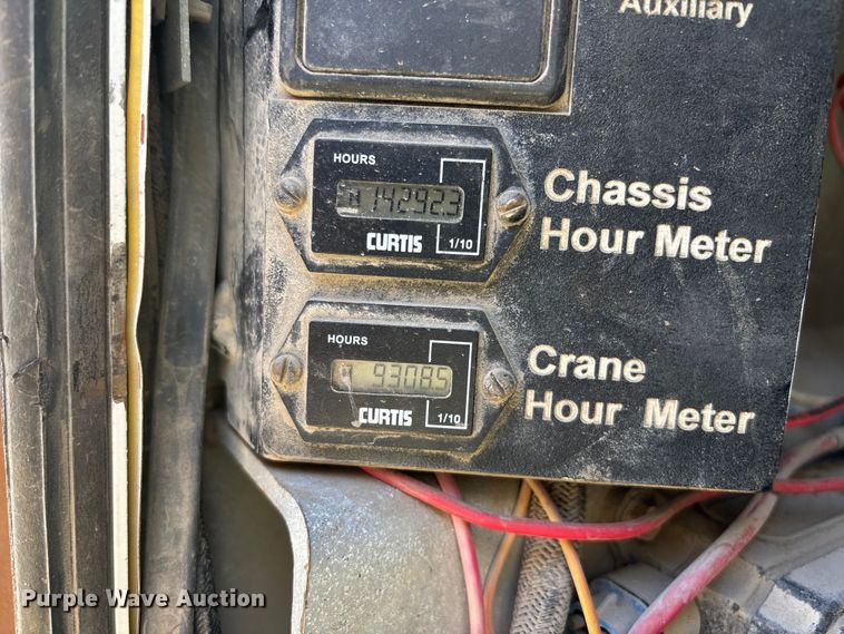 image for item EE4438 2013 Peterbilt 330 utility / service truck