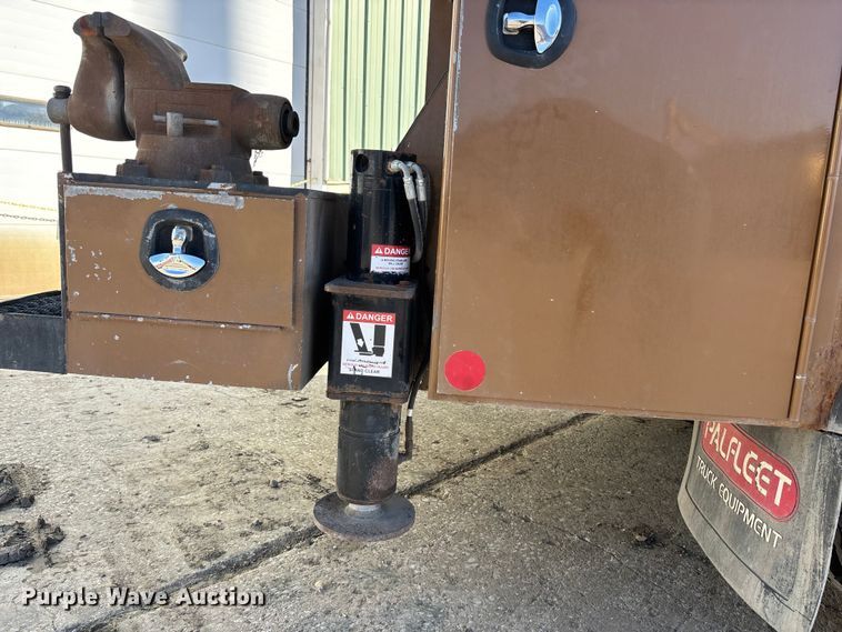 image for item EE4438 2013 Peterbilt 330 utility / service truck