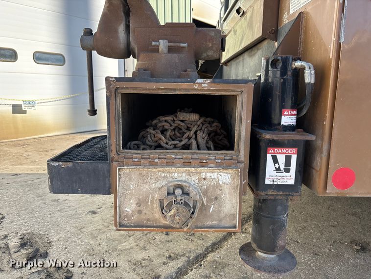 image for item EE4438 2013 Peterbilt 330 utility / service truck