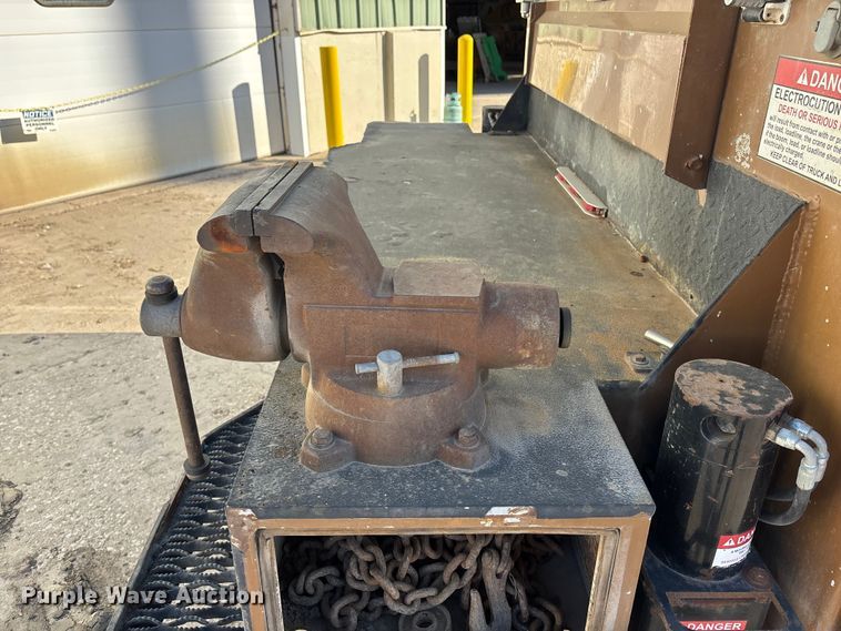 image for item EE4438 2013 Peterbilt 330 utility / service truck