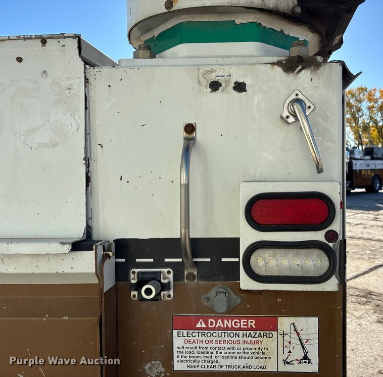 image for item EE4438 2013 Peterbilt 330 utility / service truck