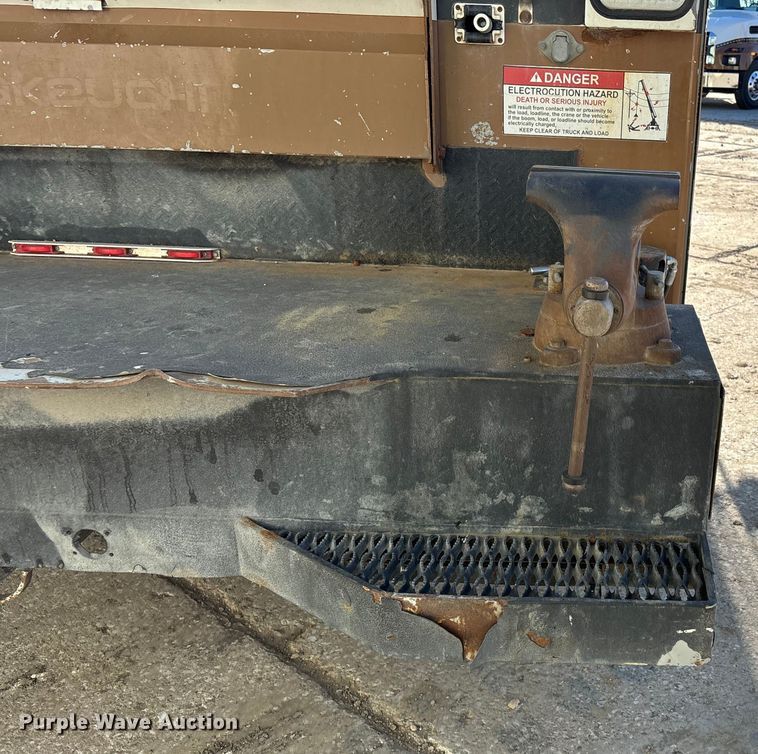 image for item EE4438 2013 Peterbilt 330 utility / service truck