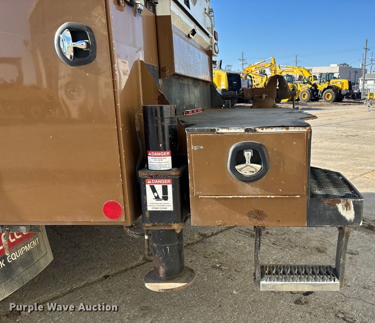 image for item EE4438 2013 Peterbilt 330 utility / service truck