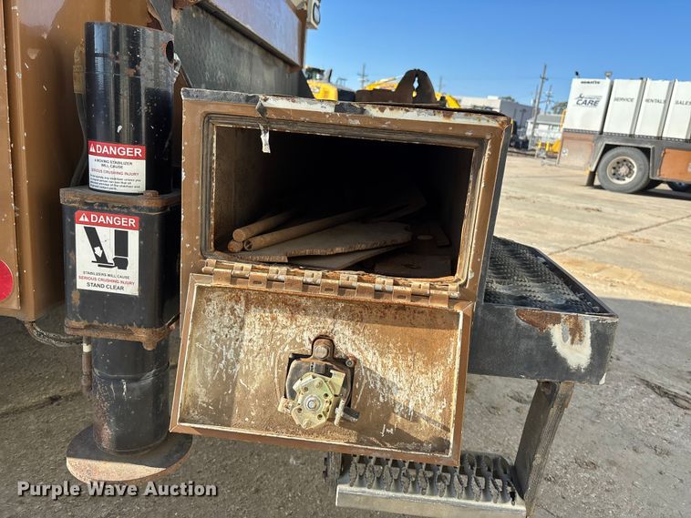 image for item EE4438 2013 Peterbilt 330 utility / service truck