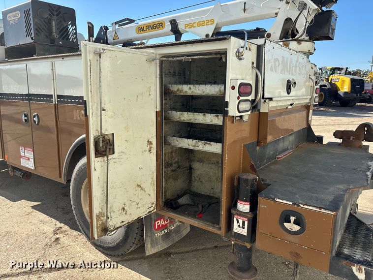 image for item EE4438 2013 Peterbilt 330 utility / service truck