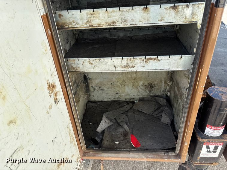 image for item EE4438 2013 Peterbilt 330 utility / service truck