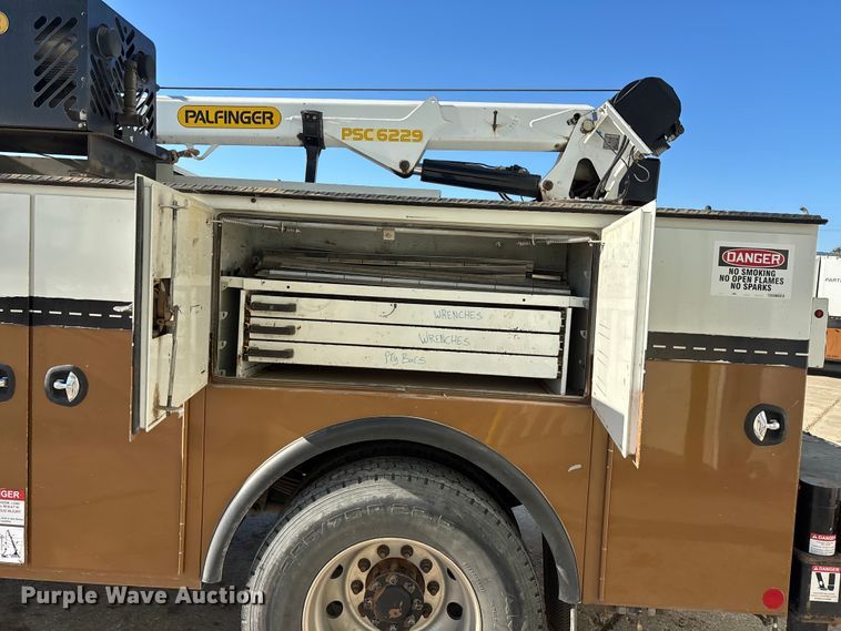 image for item EE4438 2013 Peterbilt 330 utility / service truck