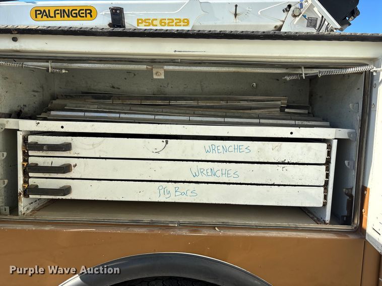 image for item EE4438 2013 Peterbilt 330 utility / service truck