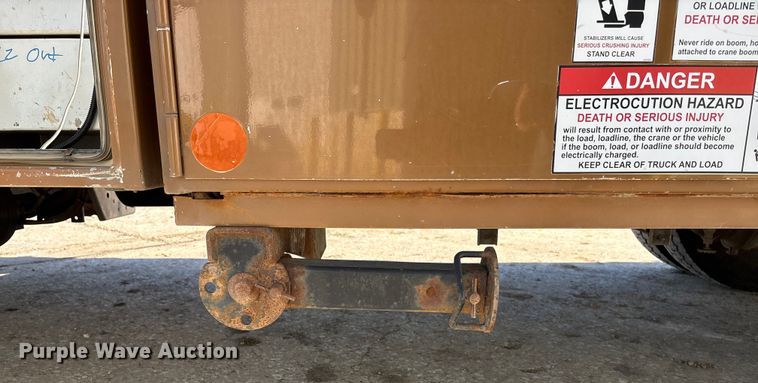 image for item EE4438 2013 Peterbilt 330 utility / service truck