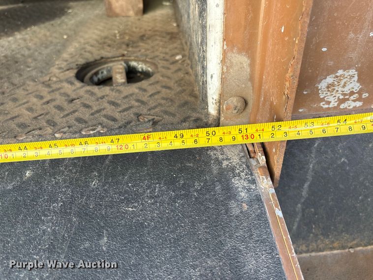 image for item EE4438 2013 Peterbilt 330 utility / service truck