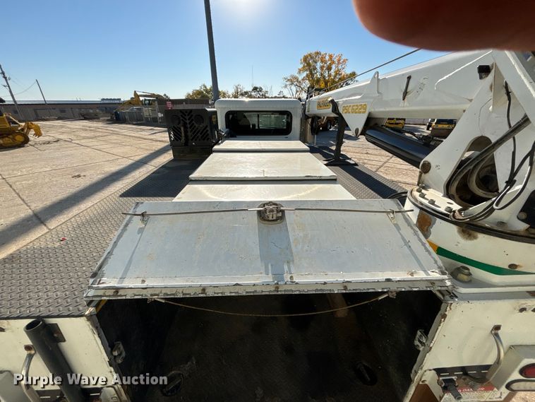 image for item EE4438 2013 Peterbilt 330 utility / service truck