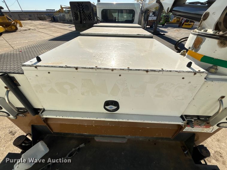 image for item EE4438 2013 Peterbilt 330 utility / service truck