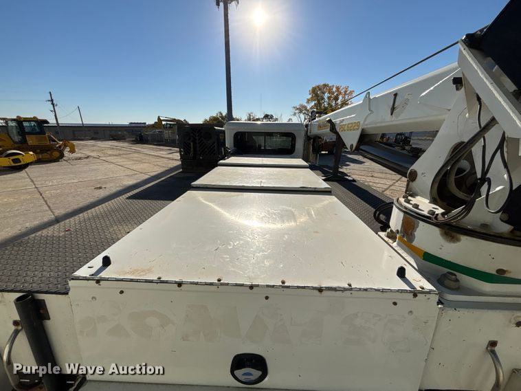 image for item EE4438 2013 Peterbilt 330 utility / service truck