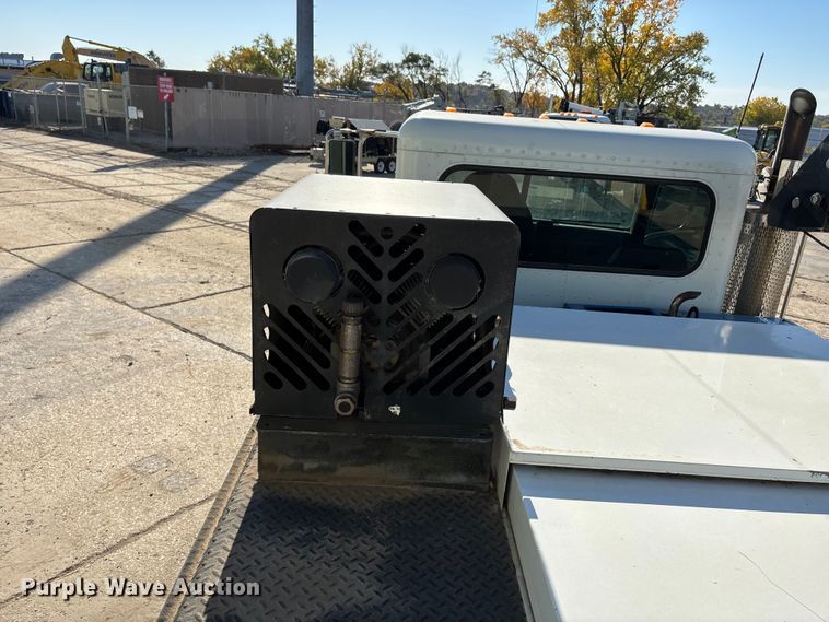 image for item EE4438 2013 Peterbilt 330 utility / service truck