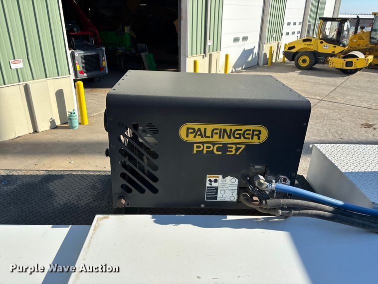 image for item EE4438 2013 Peterbilt 330 utility / service truck