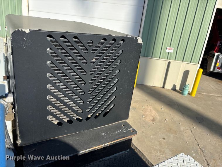 image for item EE4438 2013 Peterbilt 330 utility / service truck