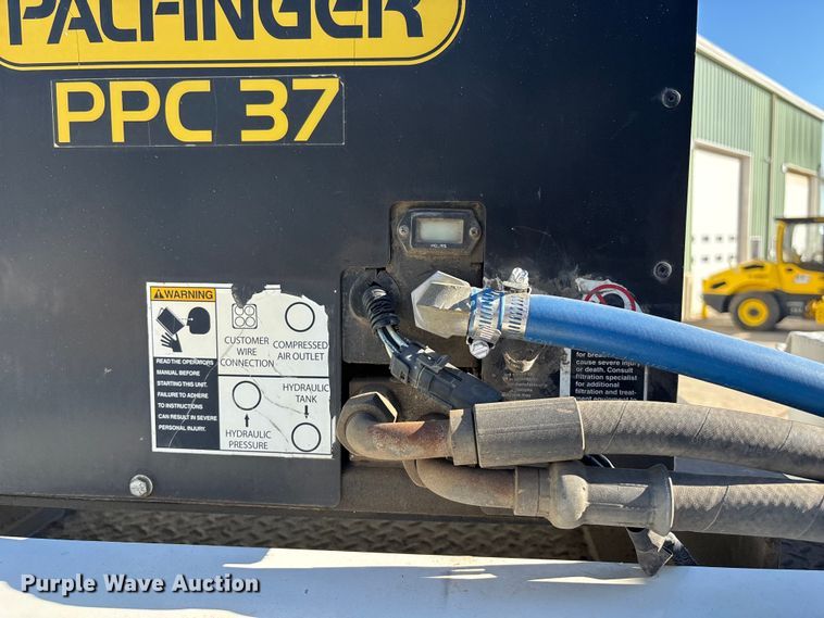 image for item EE4438 2013 Peterbilt 330 utility / service truck