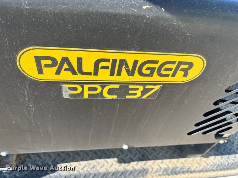 image for item EE4438 2013 Peterbilt 330 utility / service truck