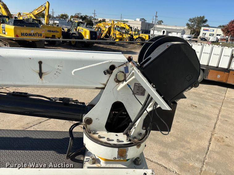 image for item EE4438 2013 Peterbilt 330 utility / service truck