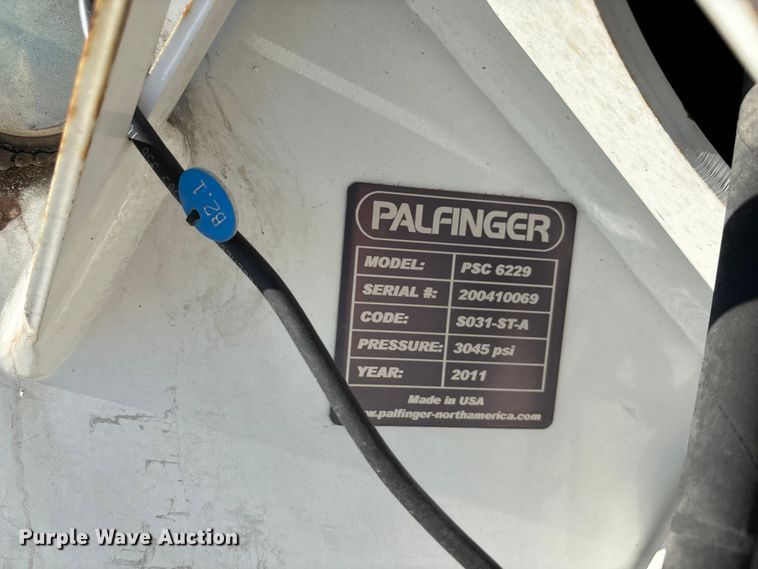 image for item EE4438 2013 Peterbilt 330 utility / service truck