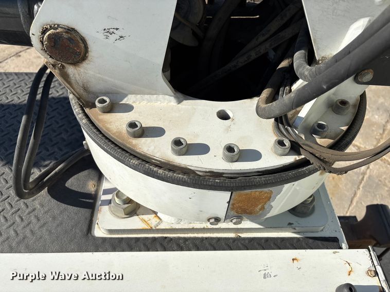 image for item EE4438 2013 Peterbilt 330 utility / service truck