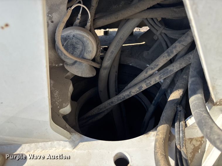 image for item EE4438 2013 Peterbilt 330 utility / service truck